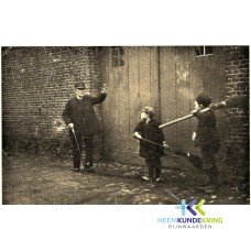 Fotograaf David Northeimer Willem d`Harvant berispt Wim en Herman Gertsen van het niet goed schoon maken van de straat. Koningstraat nu Hoofdstraat te Tolkamer Coll, HKR